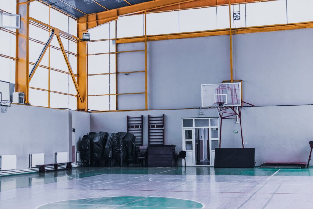 Jak wybrać nawierzchnię sportową do hali wielofunkcyjnej