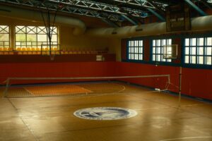 Parkiet sportowy vs maty piankowe - co wybrać do sali fitness lub siłowni